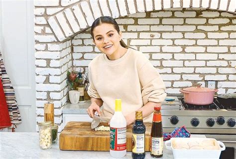 selena gomez half pinoy|Selena Gomez serves Pinoy food in quarantine .